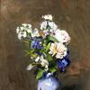 蓝色花瓶里的花束
